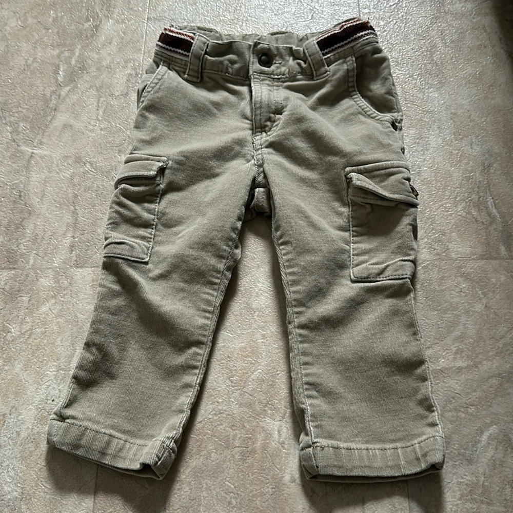 Boy 18 months paints. Looks like new.